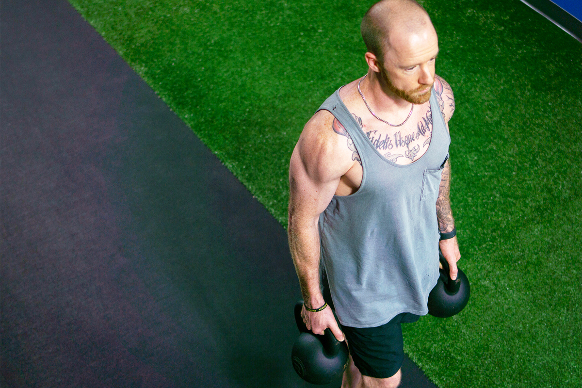 farmers carry with kettlebells