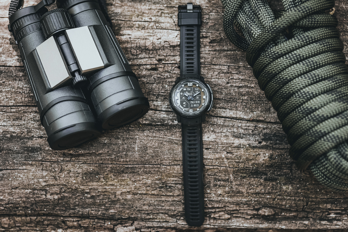 Garmin Instinct Crossover: Analog Rugged Smartwatch