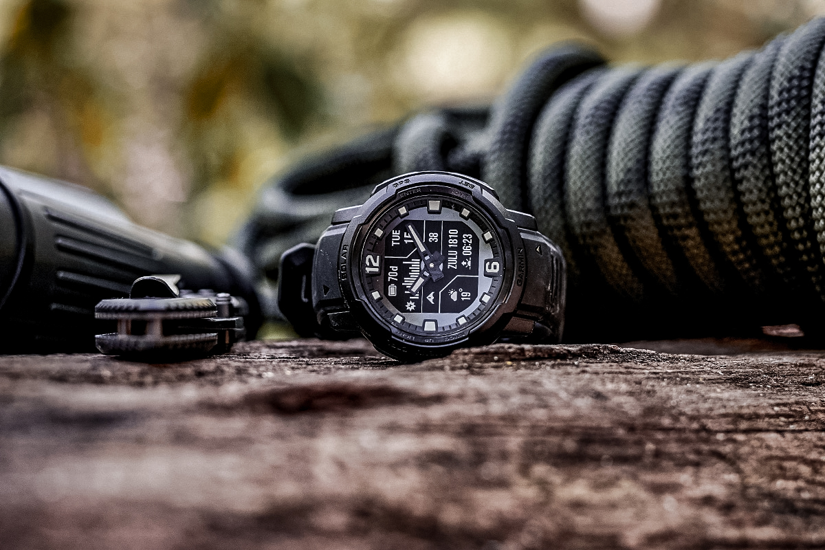 Garmin Instinct Crossover: Analog Meets Rugged Smartwatch