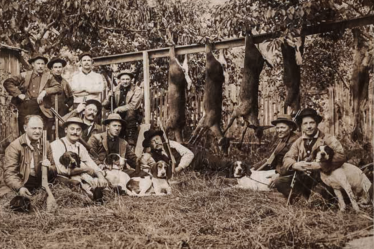 WA Deer Hunters with hunting dogs